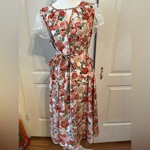 Emery Rose Floral Print Dress with Lace Sleeves. Size large. EUC.